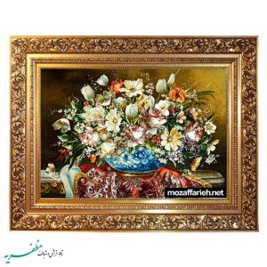 سجادة مزهرية على سطح الطاولة