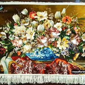 سجادة مزهرية على سطح الطاولة