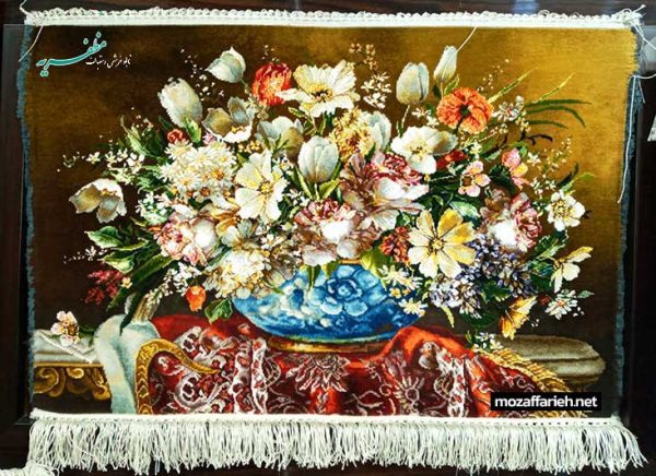 سجادة مزهرية على سطح الطاولة