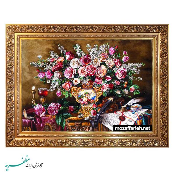 سجادة طاولة مزينة بالزهور